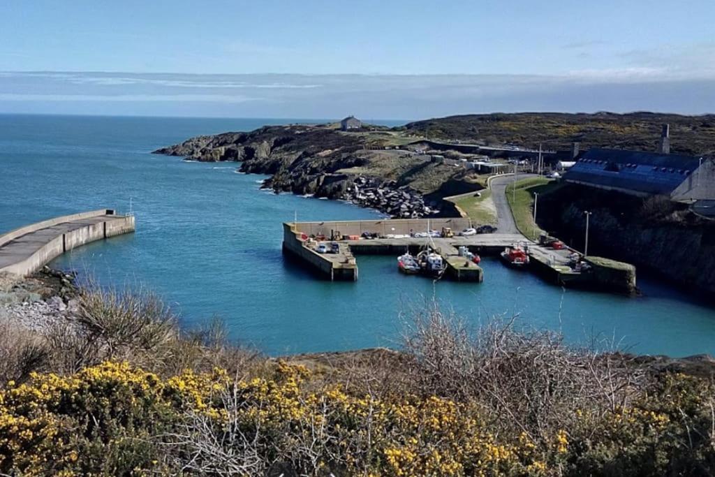 Coastal Bungalow, Sleeps 5 And Ideal For Walkers Amlwch Buitenkant foto