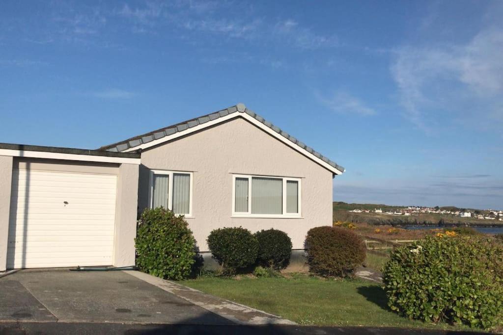 Coastal Bungalow, Sleeps 5 And Ideal For Walkers Amlwch Buitenkant foto